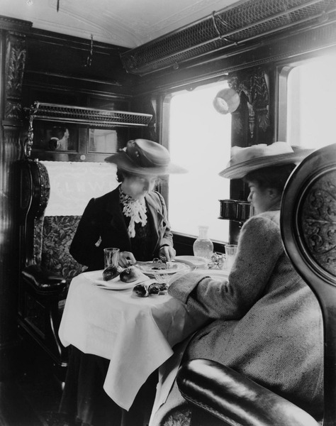1905. Две пассажирки в вагоне-ресторане London & North Western Railway.