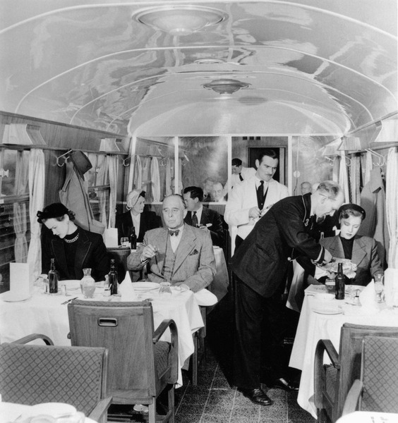 1951. Стюарды в вагоне-ресторане первого класса Британских железных дорог