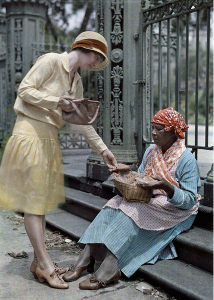 1929. Яков Дж. Гайер. Новый Орлеан, Луизиана – женщина, сидящая на каменных ступенях в Французском квартале, продает пралине