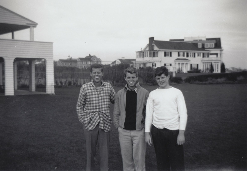 Юные братья Кеннеди: Джон, Бобби и Тедди. США, 30-е годы