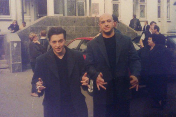 Сергей Безруков и Дмитрий Гуменецкий на съёмках сериала «Бригада» (2002 год).