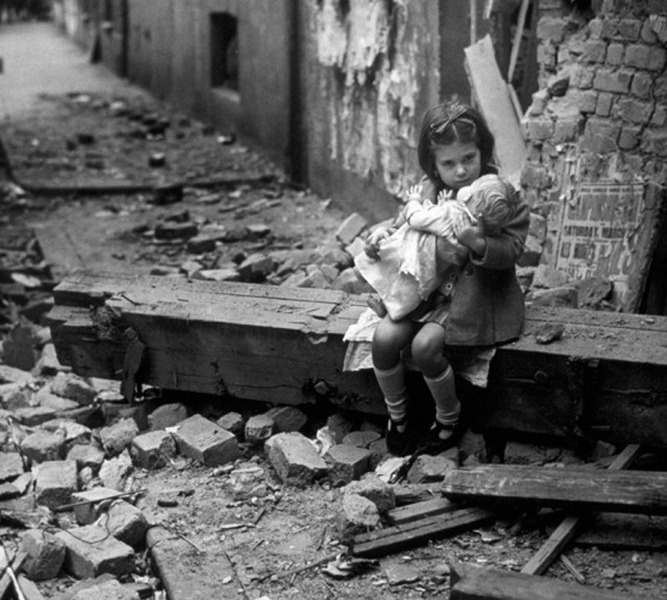 Девочка с куклой после бомбежек, Лондон, 1940.