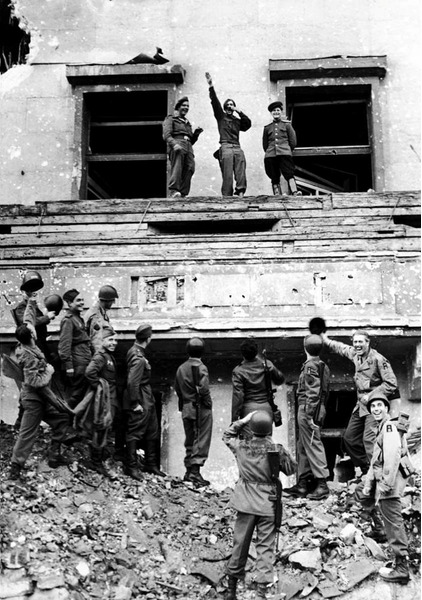 Войска союзников пародируют Адольфа Гитлера на полуразрушенном балконе канцелярии Рейха по окончанию Второй мировой войны.