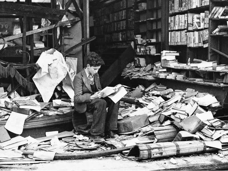 Разрушенный бомбежками книжный магазин, Лондон, 1940.