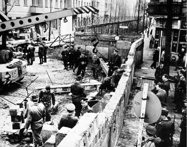 Постройка Берлинской стены, 1961.