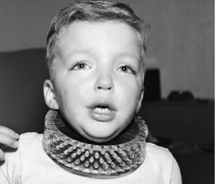 Щётка, предназначавшаяся для чистки шеи ребенка во время игры, 1950-е.