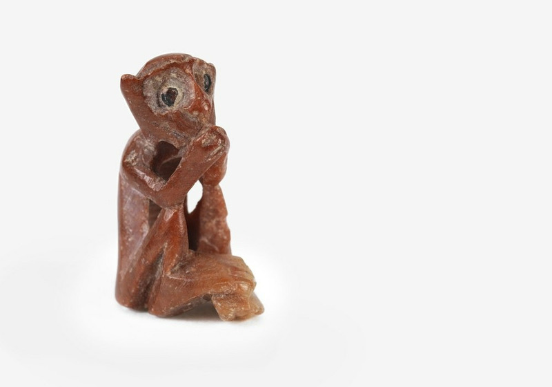 Фигурка обезьны из мыльного камня британского солдата