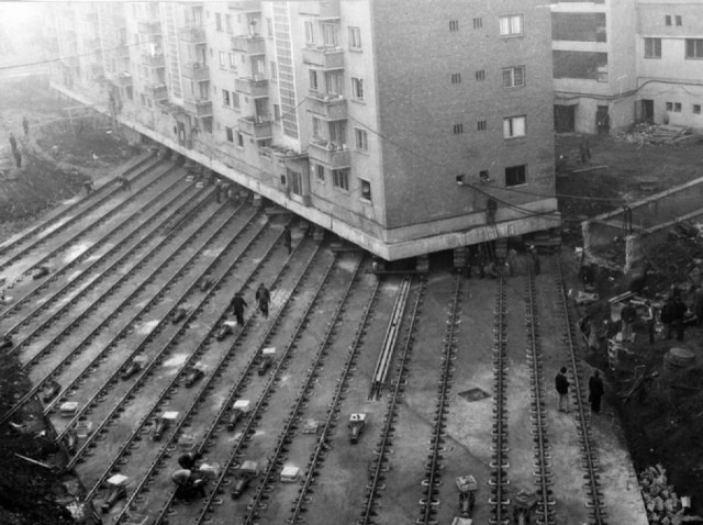 Перемещение 7600-тонного жилого дома для создания бульвара в Алба Юлия, Румыния, 1987