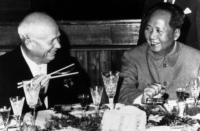 Никита Хрущев ужинает с Мао Цзэдуном. Китай. 1959
