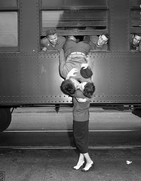 Прощальный поцелуй перед отправкой на войну в Корее. Лос-Анджелес, 6 сентября 1950-го