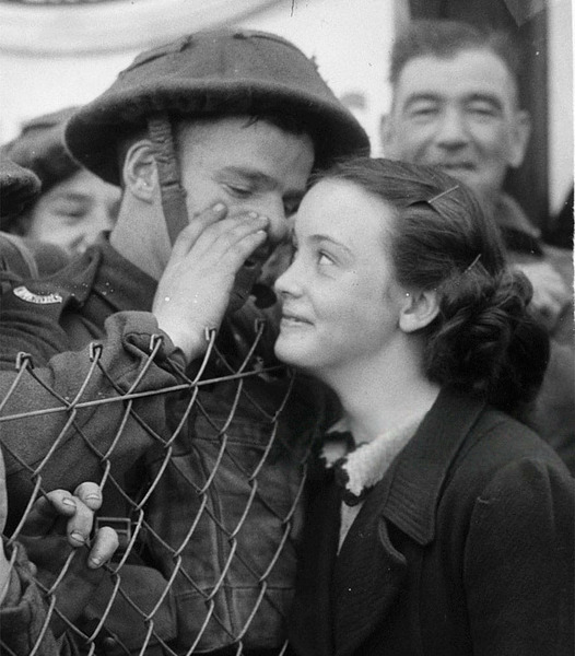 Британский солдат прощается с любимой перед отправкой на фронт. 1939 год