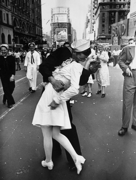Моряк целует медсестру на Таймс сквер, 1945 год. Этот снимок стал символом окончания II Мировой войны