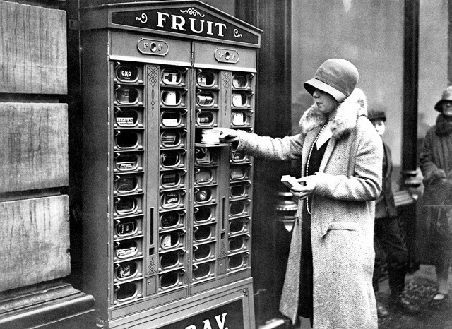 Женщина покупает еду в одном из первых торговых автоматов, Лондон, 1920 год