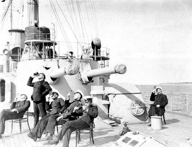 Офицеры крейсера «Богатырь» наблюдают солнечное затмение, Финский залив, 1914 год