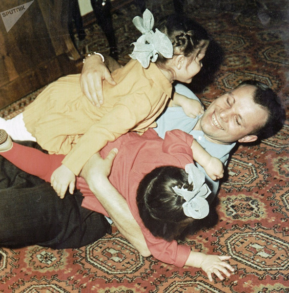 Юрий Гагарин со своей семьёй