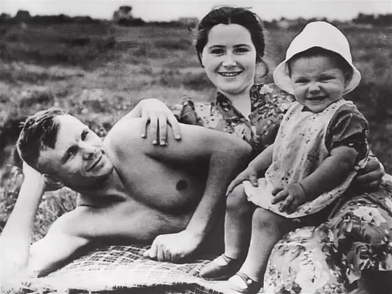 Юрий Гагарин со своей семьёй