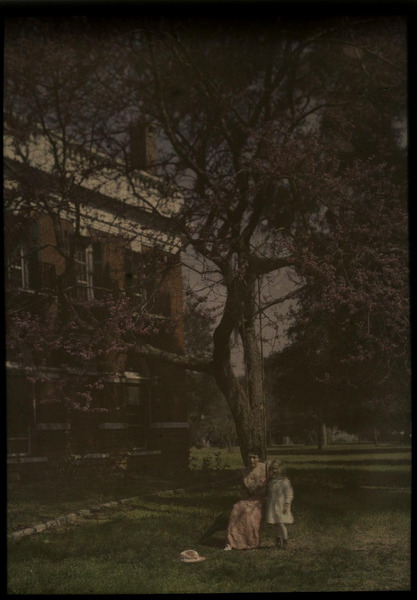 1910. Миссис Бенджамин Ф. Рассел. Девушка стоит рядом с женщиной на качелях перед домом