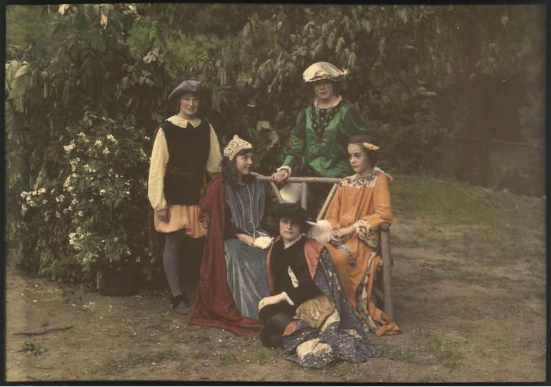 1910. Миссис Бенджамин Ф. Рассел. Дети в средневековых костюмах
