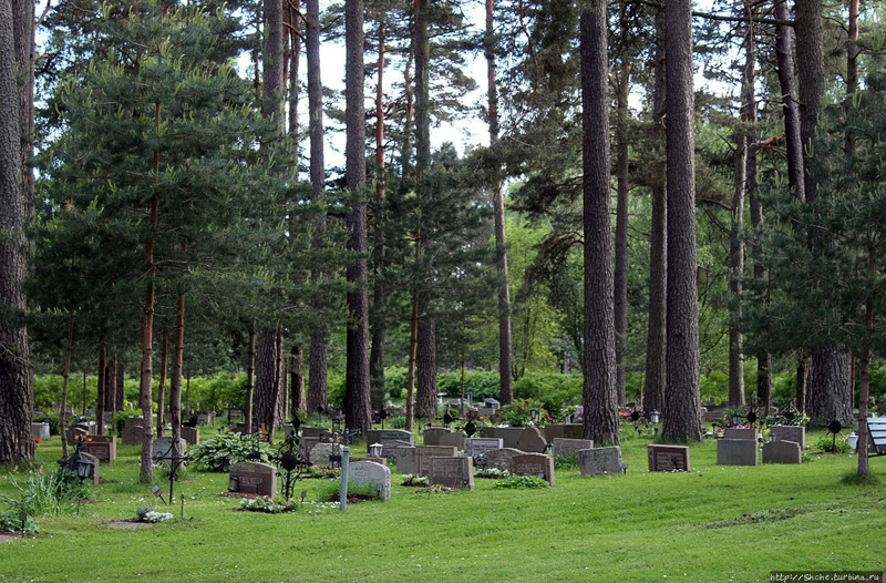 Лесное кладбище Скугсчюркогорден