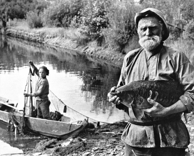 Рыбаки с сетями после удачной рыбалки, СССР, 1960 год