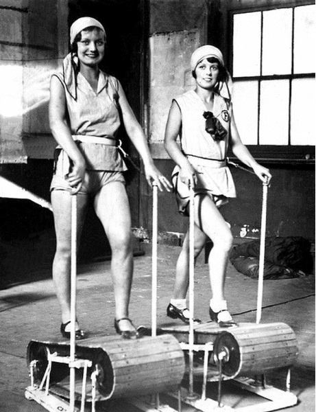 Девушки на деревянных беговых дорожках, США, 1920 год