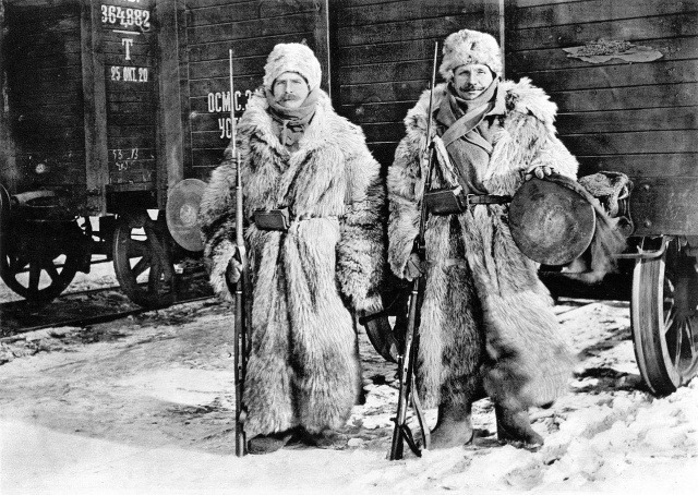 Чешские легионеры охраняющие поезд в мороз, Сибирь, 1918 год