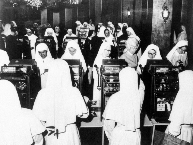 Монахини в казино у игровых автоматов, Австралия, 1971 год