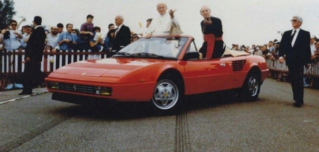 Папа Иоанн Павел II посещает завод Ferrari в Маранелло, 4 июня 1988