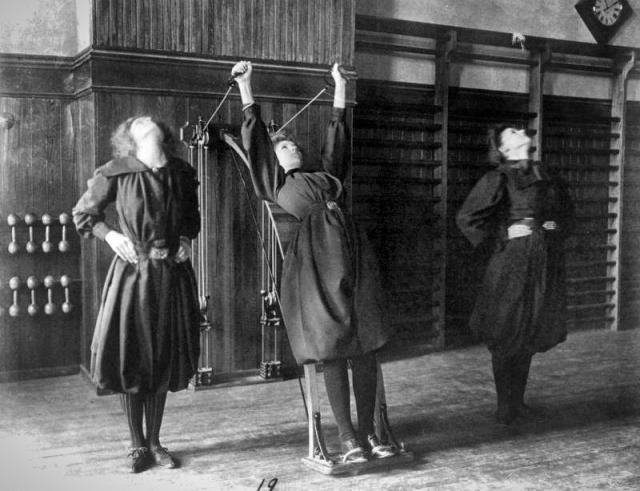 Урок физкультуры в школе для девочек, Вашингтон, 1899 год