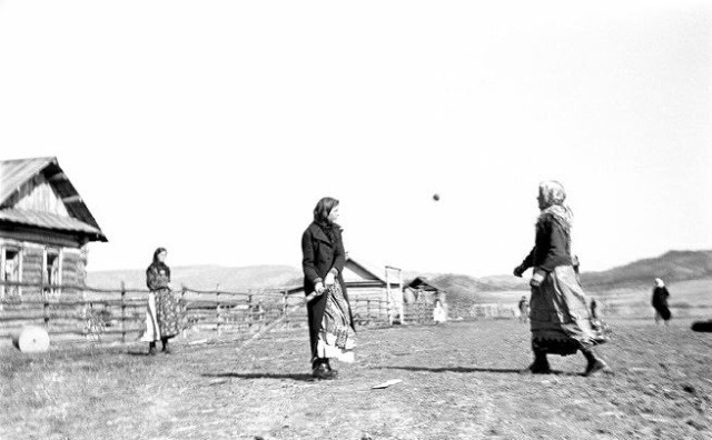Девушки из старообрядческой деревни Романовка играют в лапту, Манчжурия, 1939 год