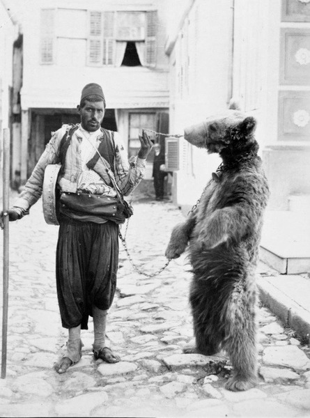 Босой дрессировщик с медведем, Османская империя, 1880 год