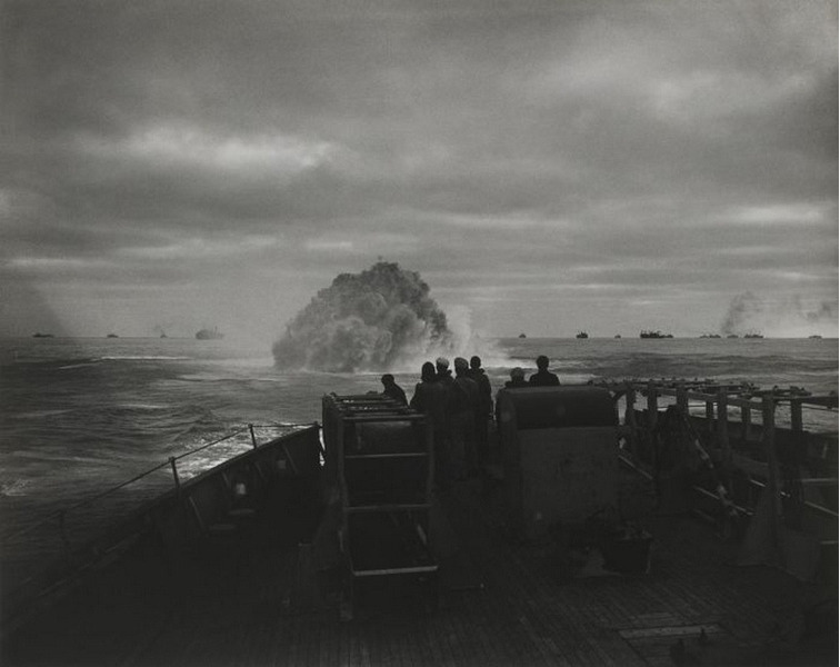Экипаж корабля береговой охраны США Спенсер (USCGC Spencer) поражают торпедой немецкую подводную лодку U-175, 1943