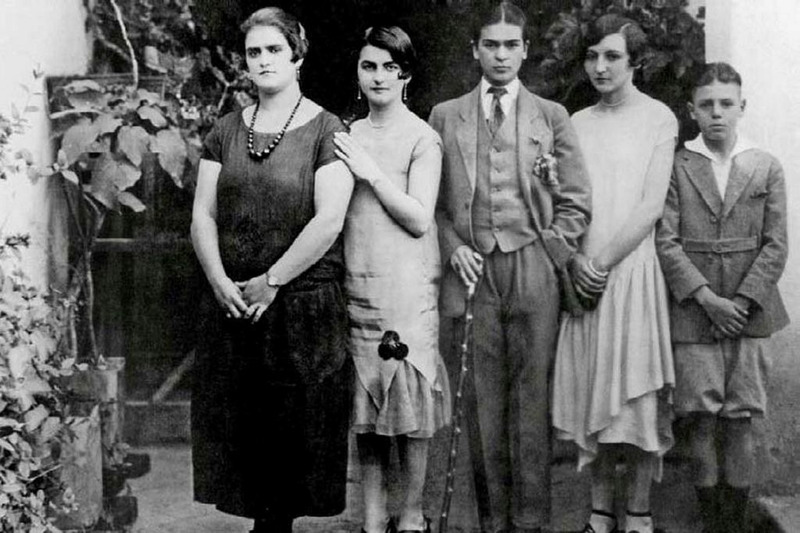 Фрида Кало в мужской одежде, 1924 год.