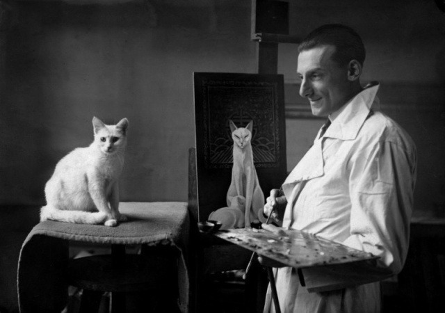 Французский художник Жак Леманн рисует портрет своего кота, 1924 год