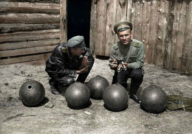 Русские солдаты с бомбами. Первая мировая война
