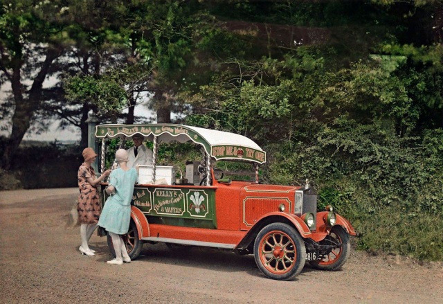 Девушки покупают мороженое. Англия, 1928 год