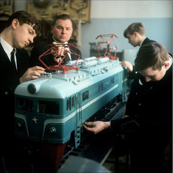 Студенты моделируют макет электровоза. СССР, 1970-е годы