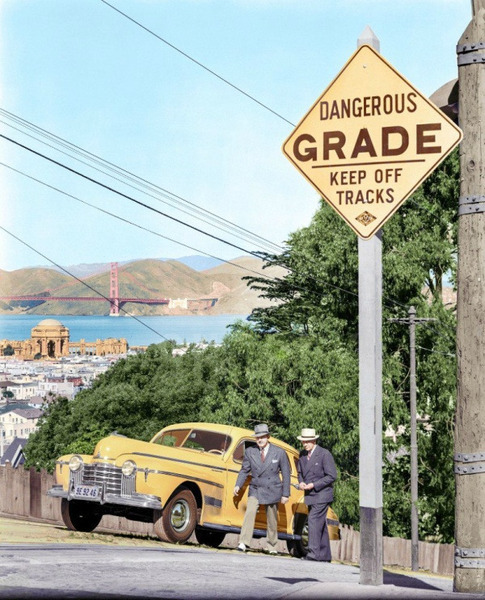 Мужчины поднимаются по крутому склону. Сан-Франциско, 1940 год