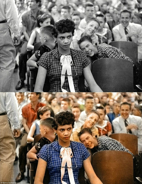 Дороти Кантс стала одной из первых афроамериканских учениц в школе для белых, 1957 год. На фотографии видно, что студенты школы Charlotte’s Harry Harding High School дразнят Дороти.