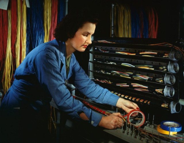 Девушка занимается починкой кабелей. Завод Chrysler Corporation, США. 1944 год