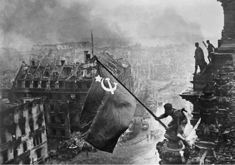 Знамя победы Легендарное фото - 1 мая 1945 года. Солдаты возносят флаг СССР на главном здании Берлина.