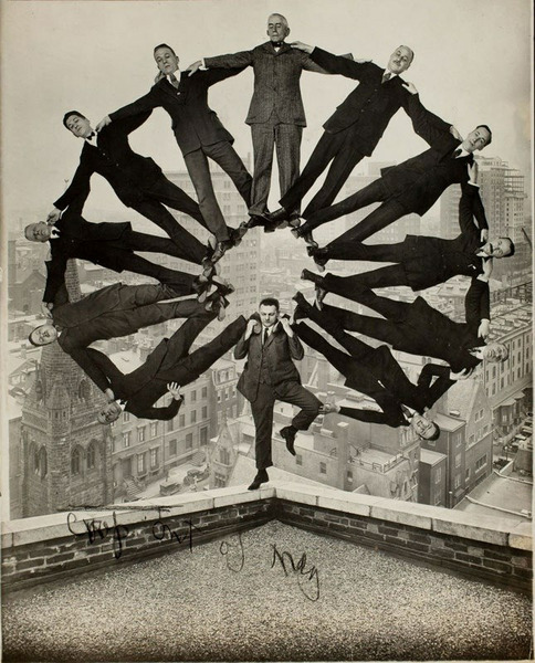 Человек на крыше с 11 товарищами на плечах, желатиновая галоген-серебряная печать, ок. 1930 года.