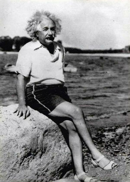 Альберт Эйнштейн отдыхает на пляже