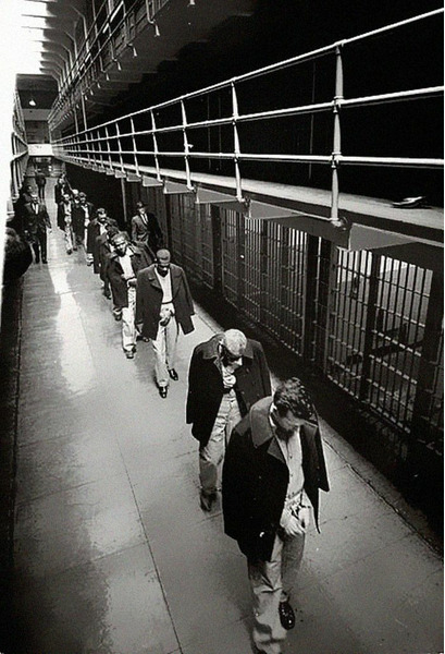 Последние заключённые покидают тюрьму Алькатрас — 1963 год.