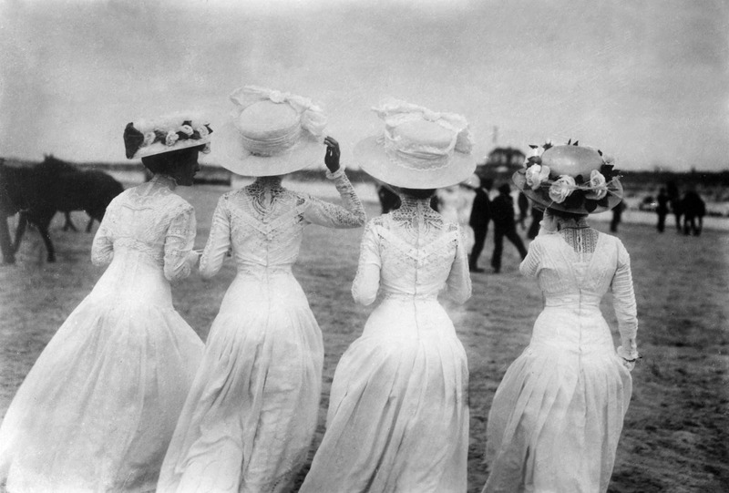 Зрительницы на скачках на острове Нордернай. Германия, 1908 год.