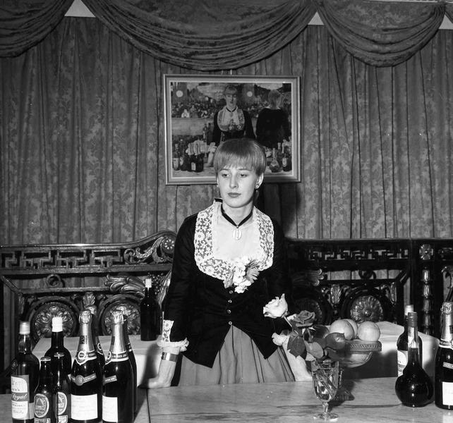 Девушка в образе героини картины Эдуарда Мане Бар в Фоли-Бержер на праздничном вечере, устроенном в честь празднования 150-летия французской фирмы шампанских вин Perrier-Jouet, 1962 год.