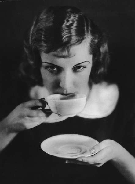 Девушка пьёт кофе. Германия. 1931 год.