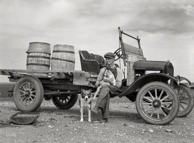 Фермер Герман Герлинг. Бочки на грузовике предназначены для перевозки родниковой воды, Северная Дакота, сентябрь 1937 года