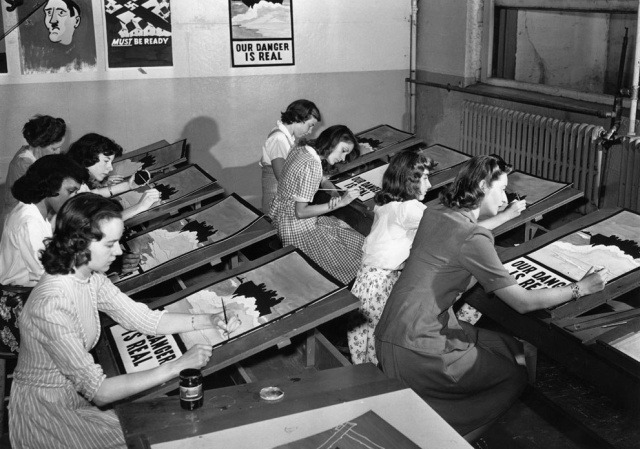 Студентки заняты копированием агитационных плакатов в Порт Вашингтон, Нью-Йорк, 8 июля 1942 года