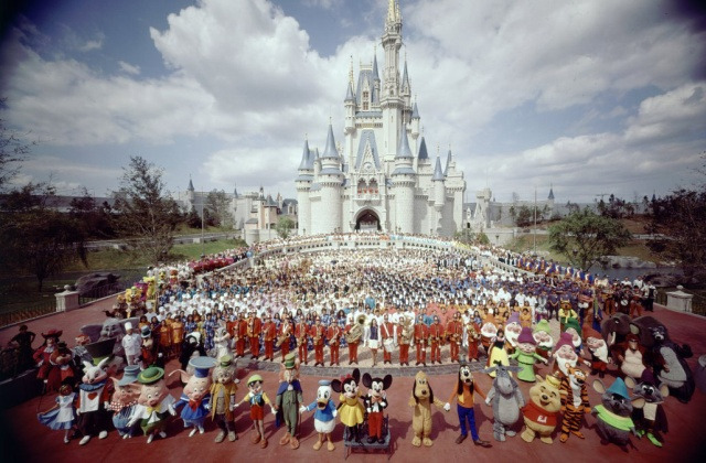 Групповое фото персонала Walt Disney World перед замком Золушки в 1971 году